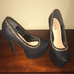 Black chain platforms